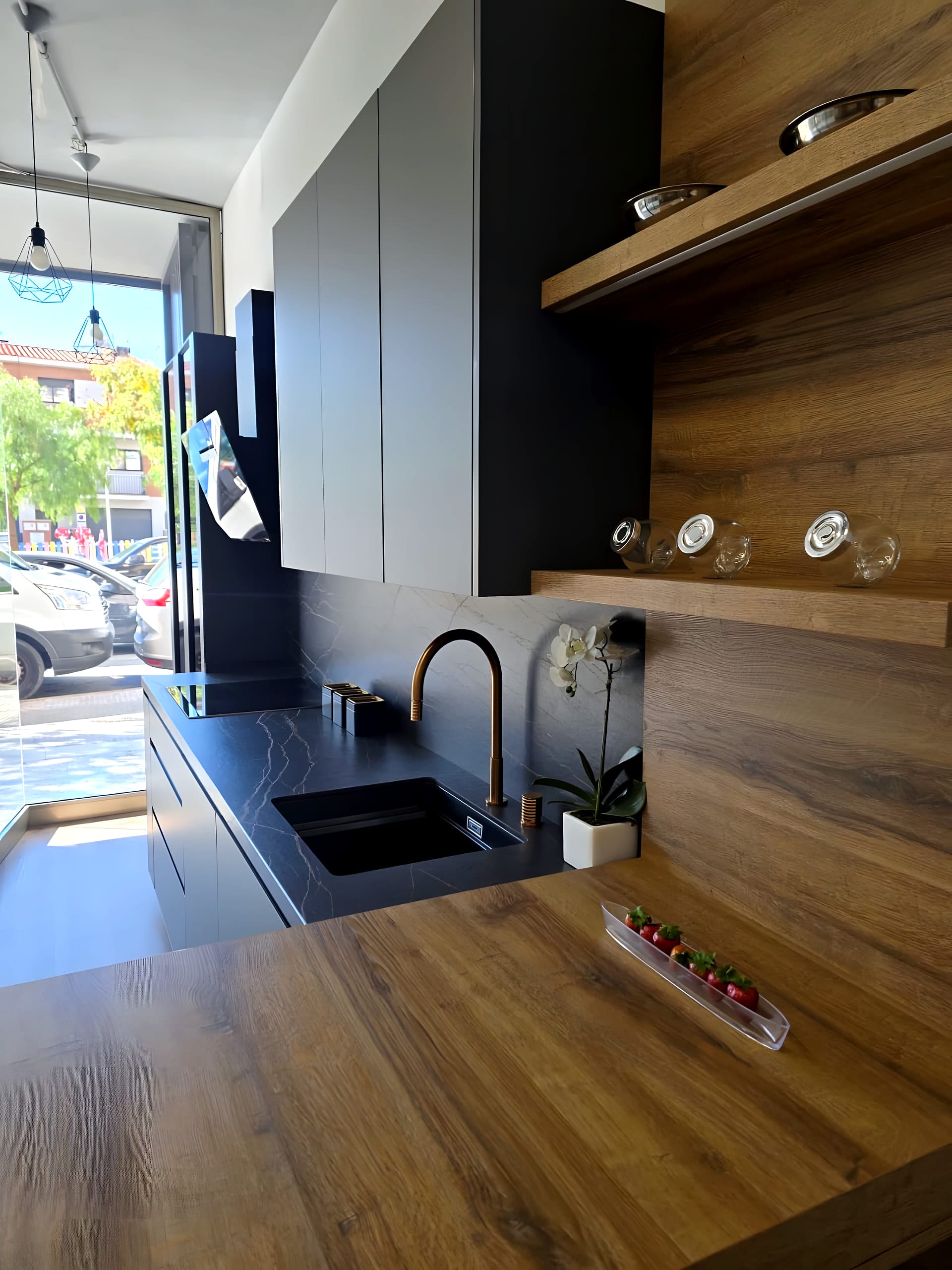Cocina gris grafito con panel y baldas de roble rústico, campana inclinada y encimera oscura